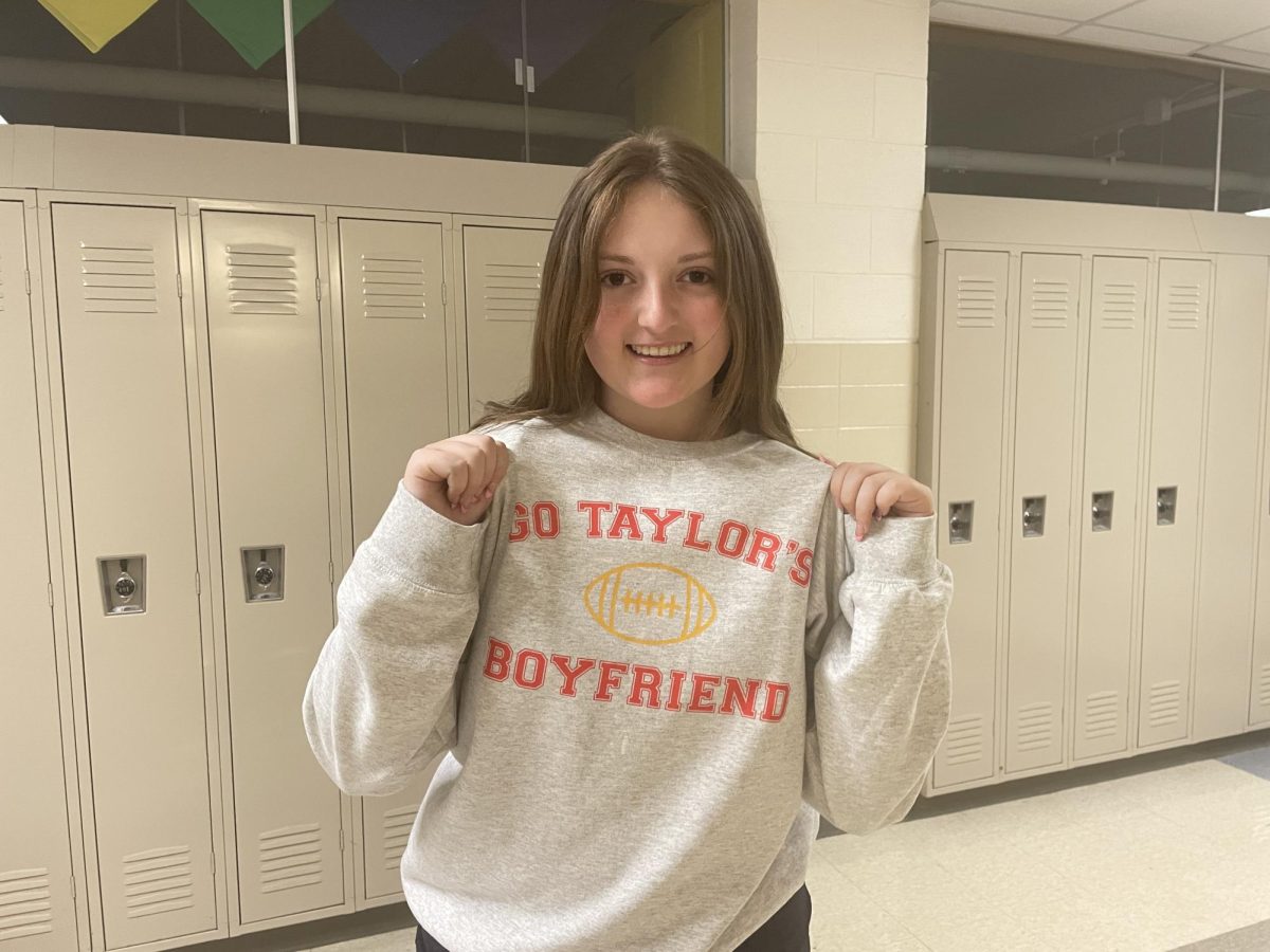 Sophomore Kelly Gabbert wears a "Go Taylor's Boyfriend" sweatshirt. 