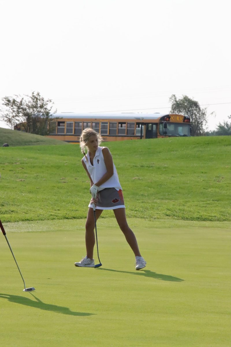 Senior Lily Rickets watches her put at Hoots Hollow on Oct. 2.