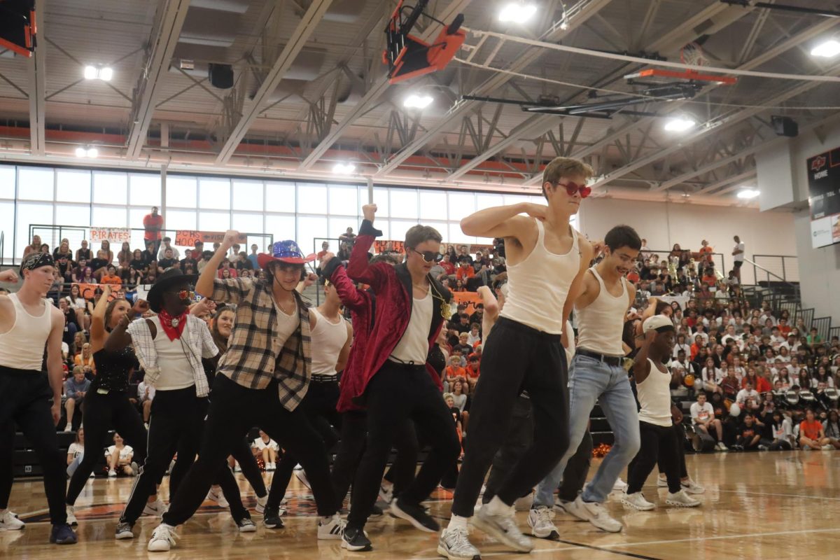 Seniors Take the Spotlight in Annual Homecoming Dance